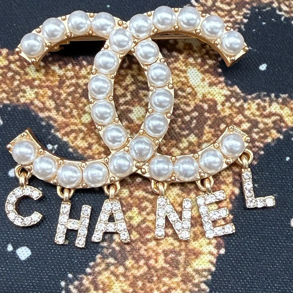 Elegant Gold and Pearl Brooch